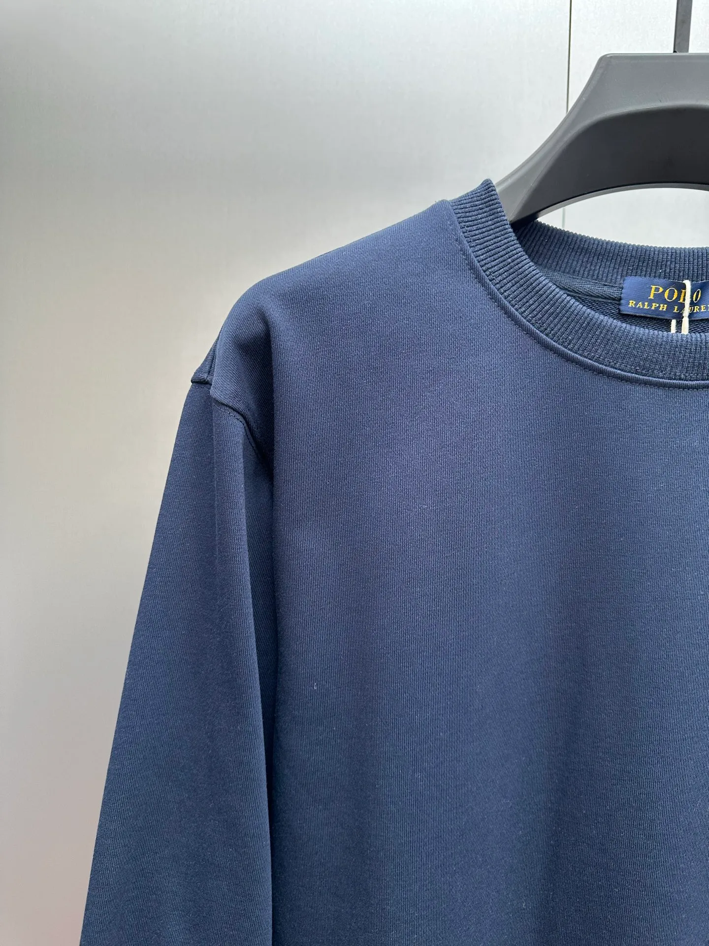 P240 Ralph Lauren/Ralph Lauren classic pony logo jersey long-sleeved sweatshirt. Loose and lazy casual style design. The solid color base is simple and versatile, making it easy to control various styles. ‌The coat fabric is made of 60% cotton➕40% polyester, which not only retains the softness, comfort and breathability of cotton, but also adds the wear resistance and wrinkle resistance of polyester fiber, making the clothes more durable and easy to care for. Even in slightly cooler weather, you won't feel stuffy when wearing it. This kind of fabric has a natural crisp feel and is not easy to pill or deform. The large logo embroidery on the chest is full of color, full of three-dimensionality and lifelike. Designed in the same style for men and women, it is suitable for couples or family wear. It is both practical and beautiful. It is an indispensable and practical item in the wardrobe! Ralph Lauren's age-reducing items add a bit of liveliness and interest to the entire sweatshirt. There is no pressure to dress, regardless of age or gender. Complete accessories!  Color: Navy Size: S-xL